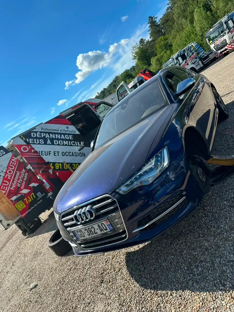 Changement de pneus à domicile sur une Audi S6 devant le camion-atelier